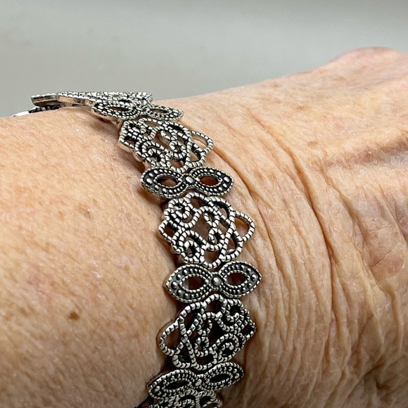 Elegant Silver Toned Stretchy Filigree Bracelet - Picture 3 of 3